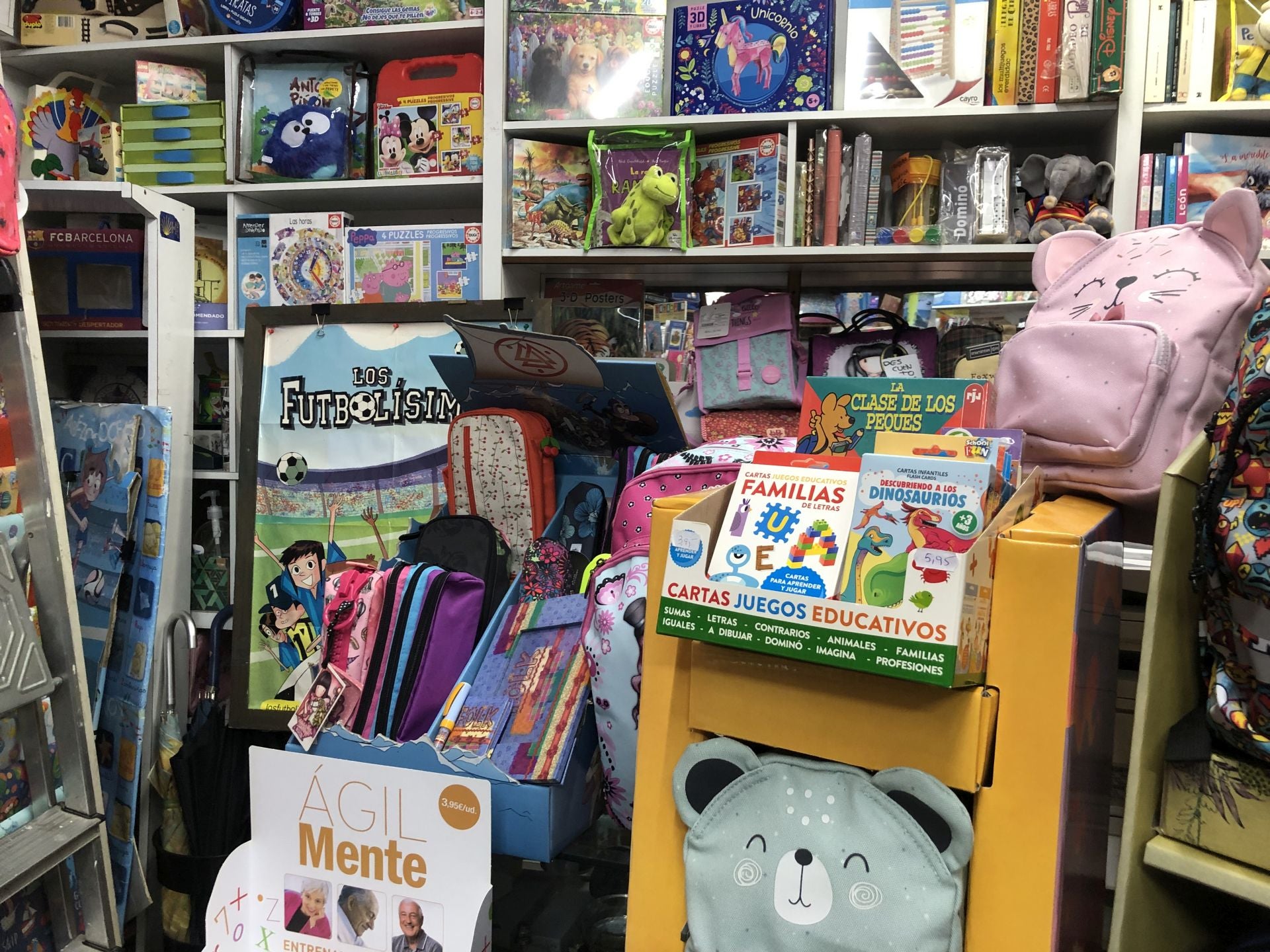 Zorrilla tiene una extensa variedad de libros, mochilas y material escolar.