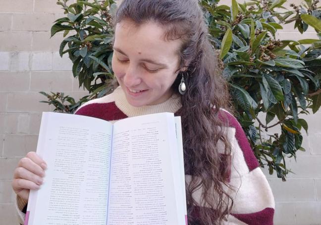 La autora del Diccionaro do Galego do Bierzo muestra alguna de las páginas de la publicación.