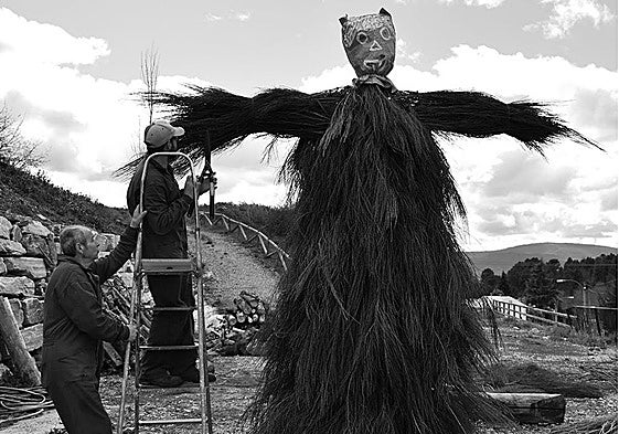 Imagen de la construcción del hombre de xextas típico del Entroido de Valtuille de Arriba.