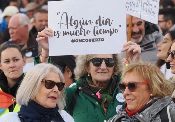 Concentración y manifestación de OncoBierzo por las calles de Valladolid hasta la consejería de Sanidad.