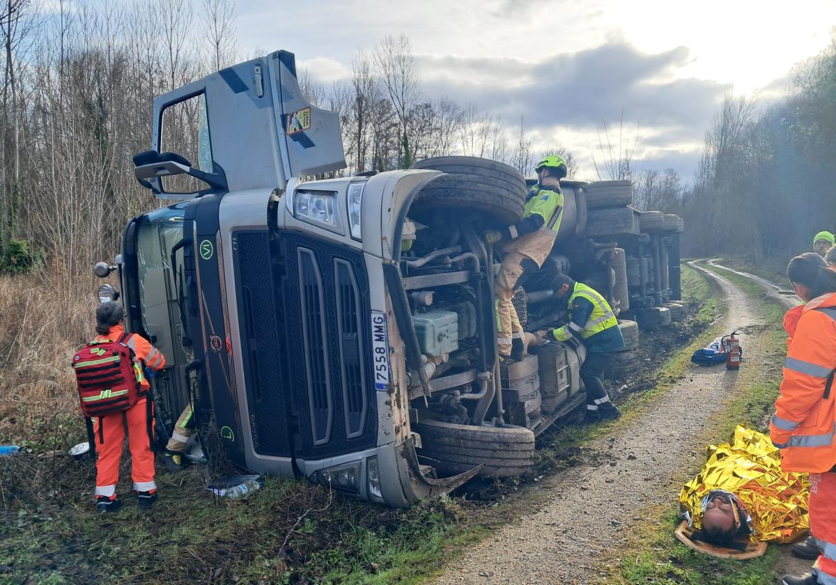 El camión articulado volcó en las inmediaciones de Villamartín de la Abadía.