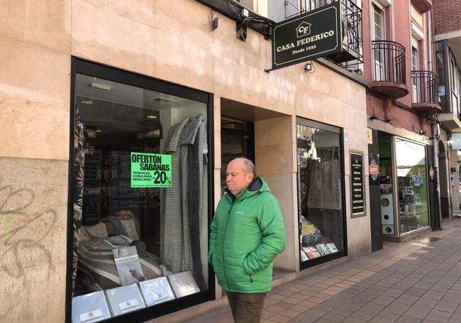Imagen de los escaparates de la tienda más antigua de textil hogar de Ponferrada situada en la calle del Cristo.