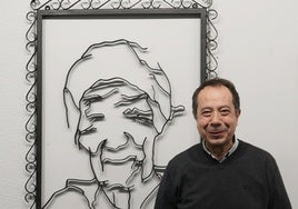 El artista y concejal del Ayuntamiento de Villafranca del Bierzo por CB, Santiago Castelao, en la inauguración de la exposición.