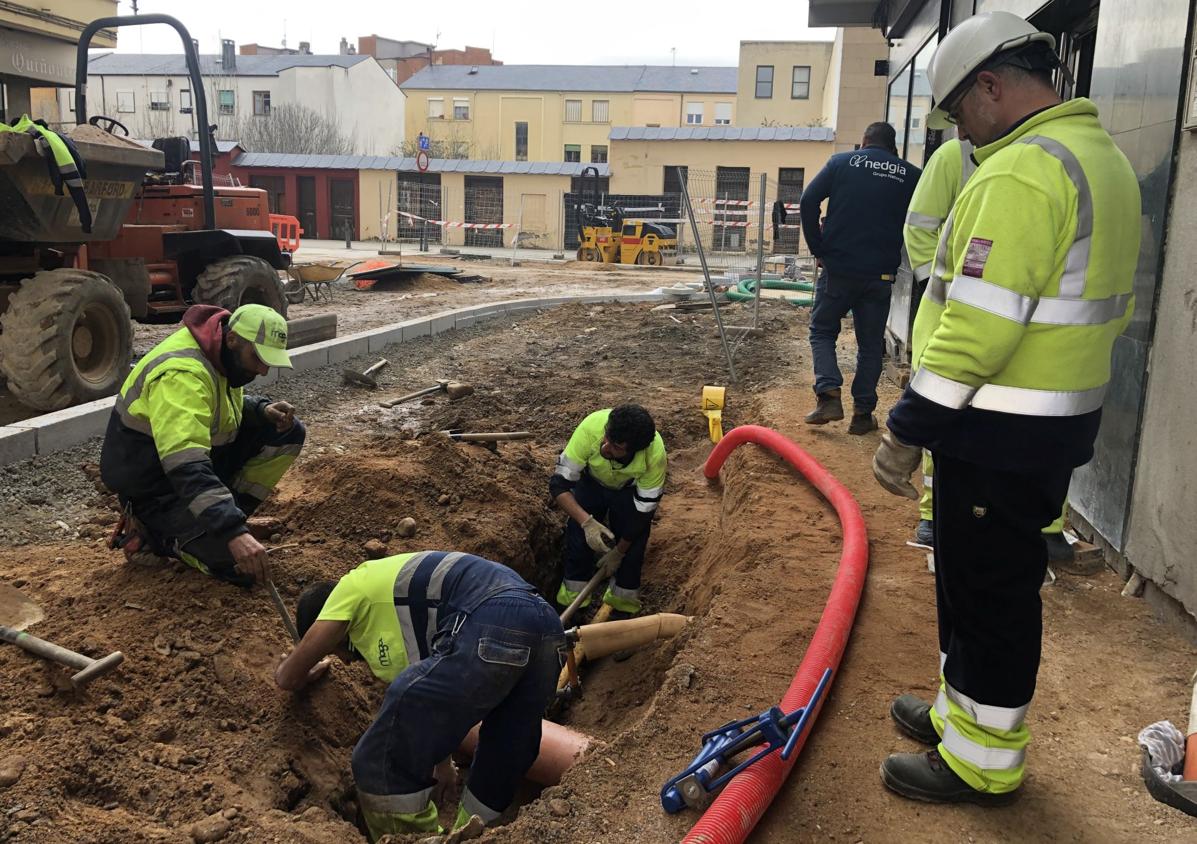 Imagen secundaria 1 - Imagen del supermercado, de los operarios trabajando en el punto donde ocurrió el escape de gas y de las obras en Obispo Osmundo.