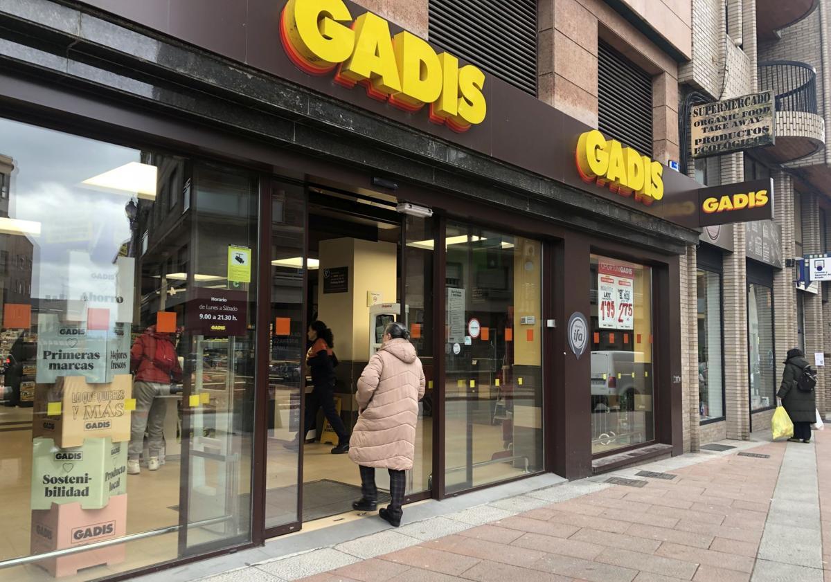 Imagen principal - Imagen del supermercado, de los operarios trabajando en el punto donde ocurrió el escape de gas y de las obras en Obispo Osmundo.