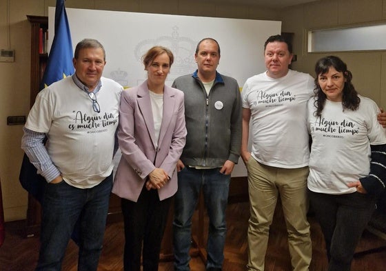 La ministra de Sanidad, Mónica García, se reunió con los miembros de OncoBierzo.