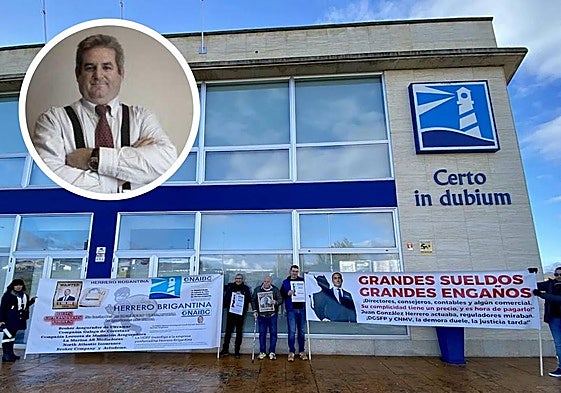 El abogado José Luis Ortiz y afectados en una concentración en la que fue sede de la empresa en Ponferrada.