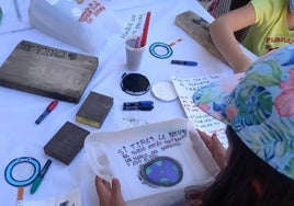 Niños participando en un taller.