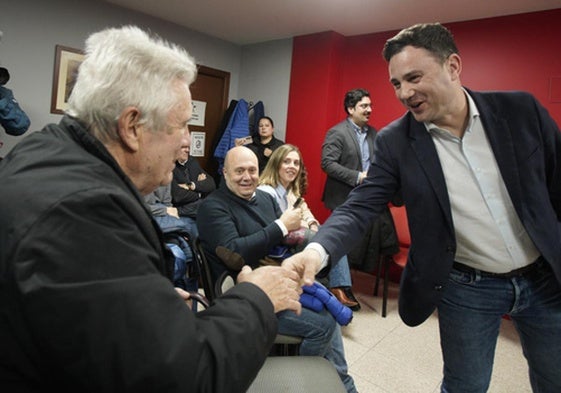 El secretario provincial del PSOE de León y candidato a la reelección, Javier Alfonso Cendón (D), durante el encuentro con militantes y simpatizantes en Ponferrada.