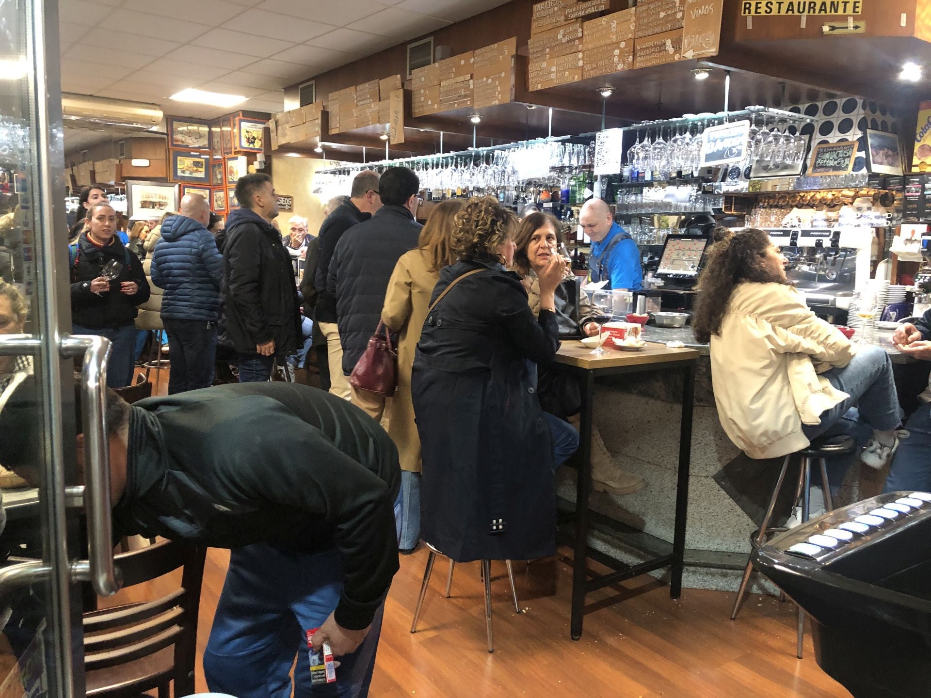 El bar, situado en el centro de Ponferrada, es toda una referencia en la ronda de vinos y tapeo en la ciudad.