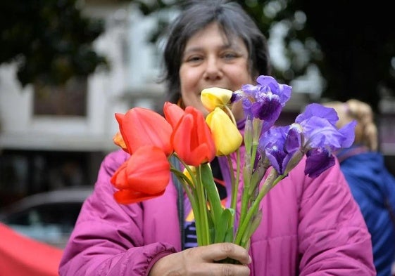 Una mujer muestra un ramo de flores con los colores de la bandera republicana.