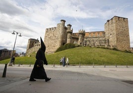 El Lambrión Chupacandiles pasa frente al Castillo anunciando la Semana Santa.