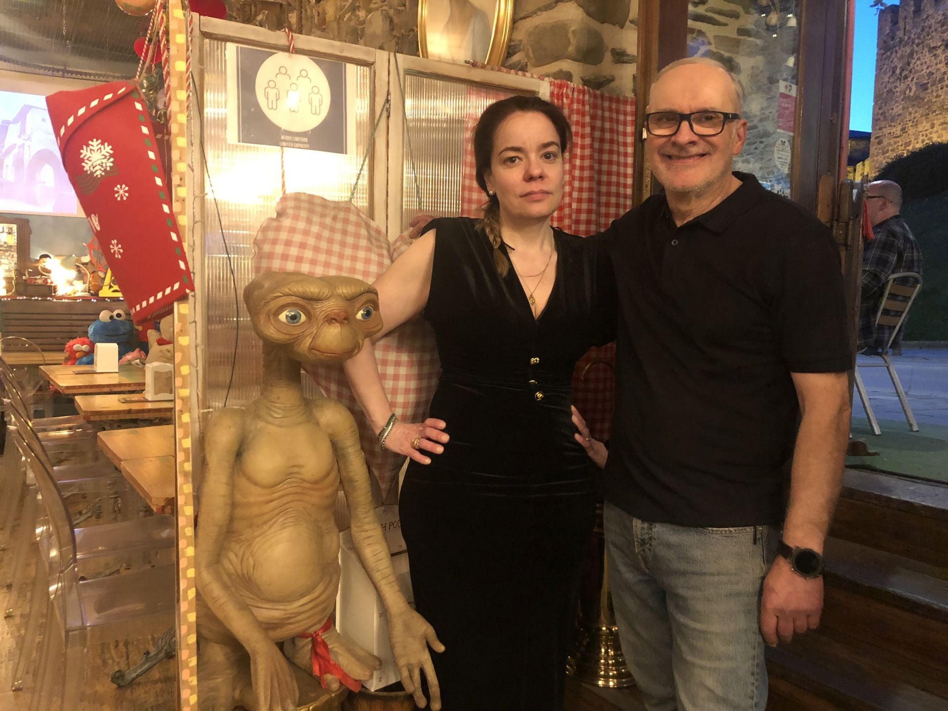 Mirtha y Carlos junto a la imagen de El Extraterrestre que da la bienvenida al establacimiento.