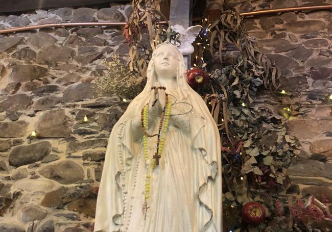 Una gran escultura de la Virgen María preside uno de los rincones del establecimiento.