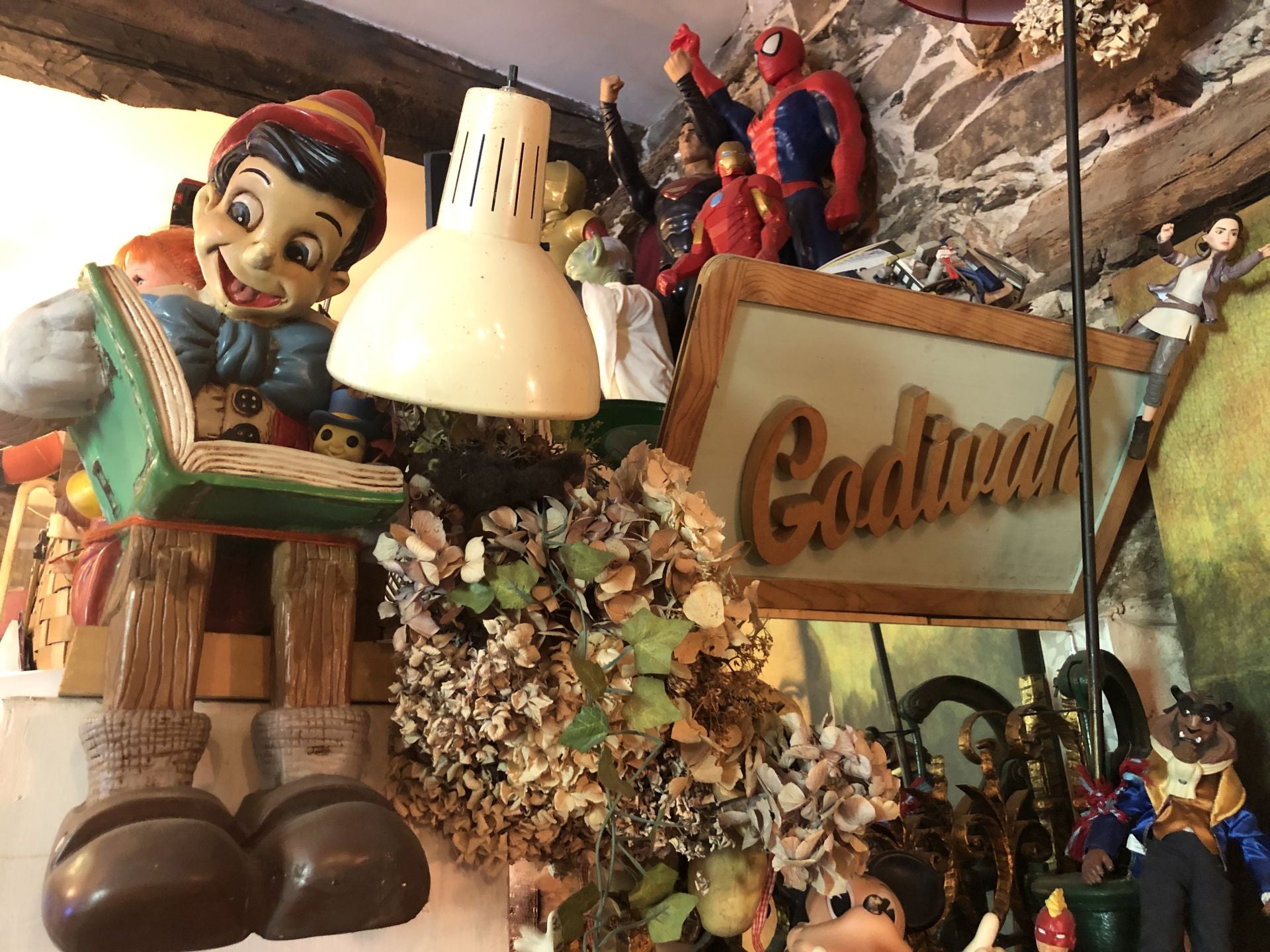 Pinocho, Spiderman y Ironman, decoran el Godivah.