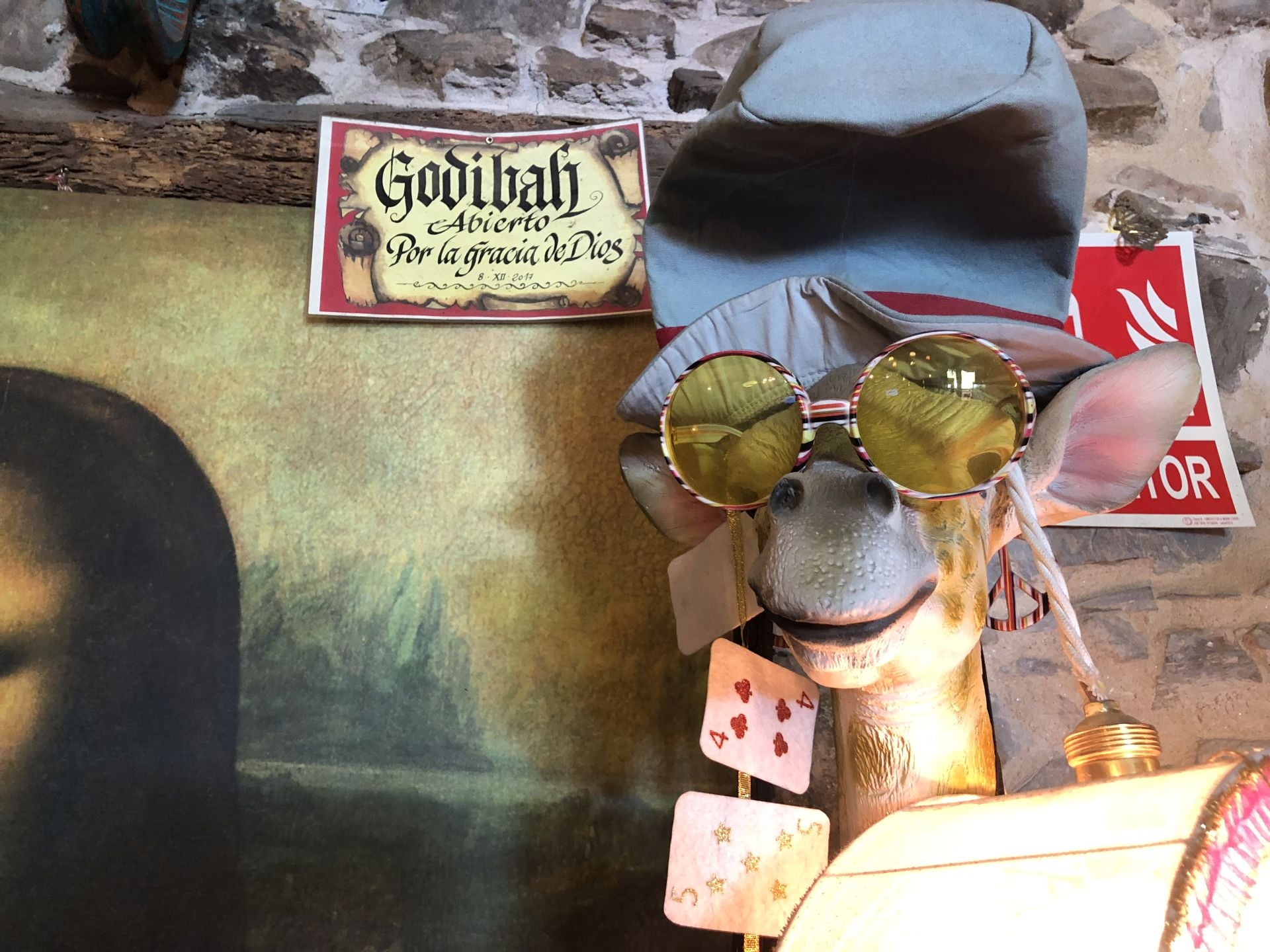 Una jirafa luce sus mejores galas entre la decoración del bar.