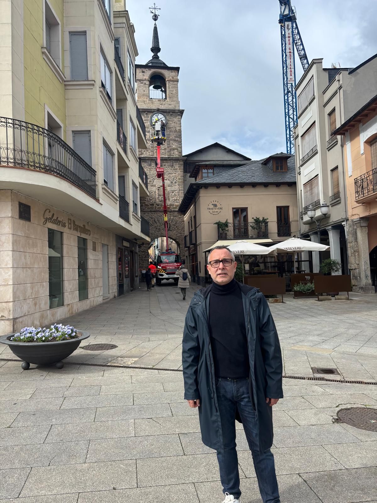 El concejal de Urbanismo, Carlos Cortina, frente a la Torre del Reloj.