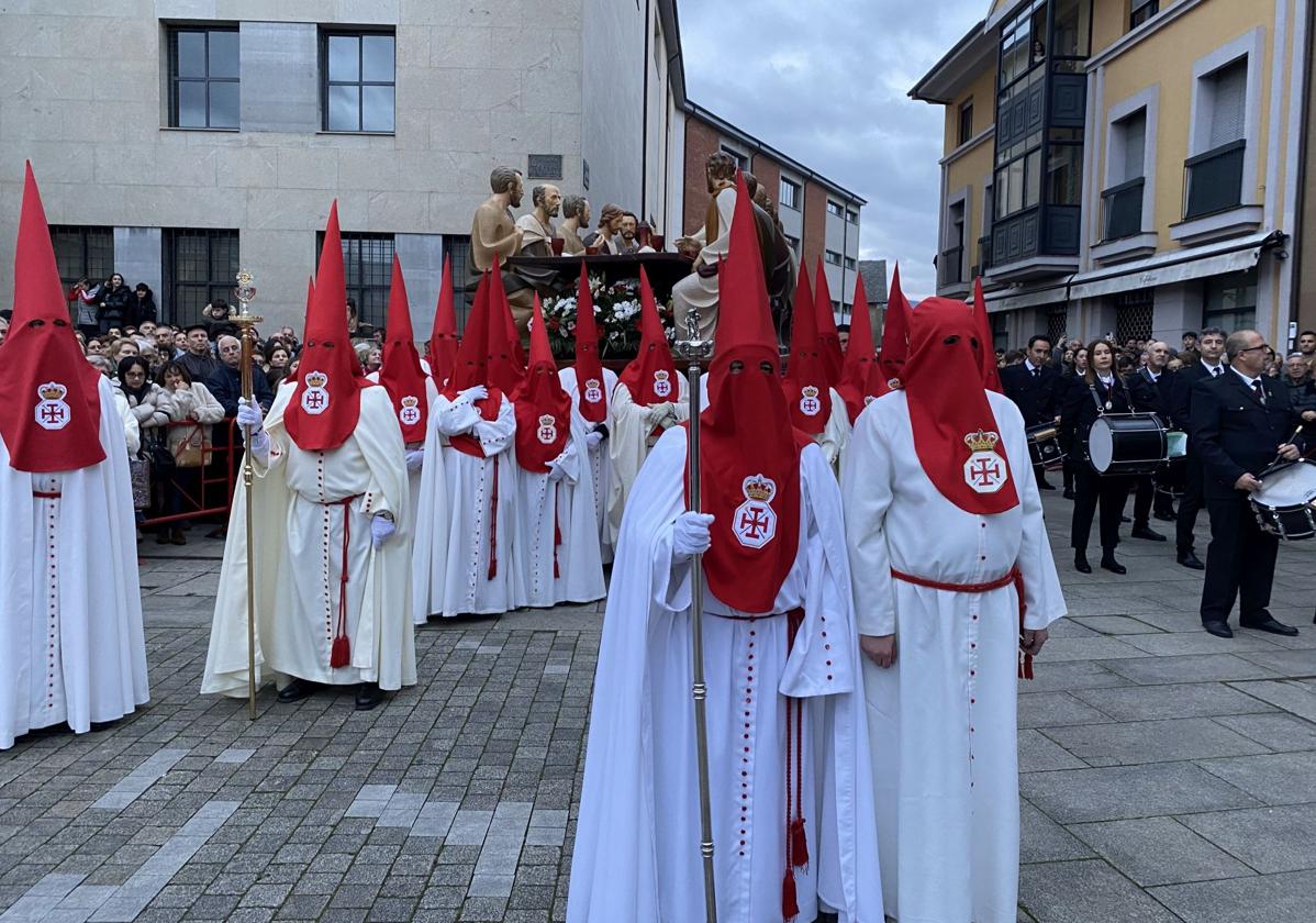 El preso (1D), junto al Mayordomo de la Real Hermandad de Jesús Nazareno, se unió a la procesión de la Santa Cena.