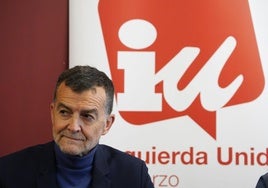 El coordinador federal de IU, Antonio Maíllo, en su visita a la sede de la formación en Ponferrada.