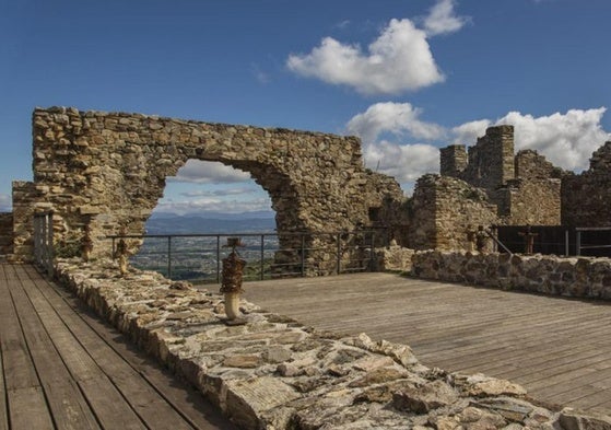 Imagen del castillo de la provincia de León cargado de leyendas para los «cazadores de tesoros».