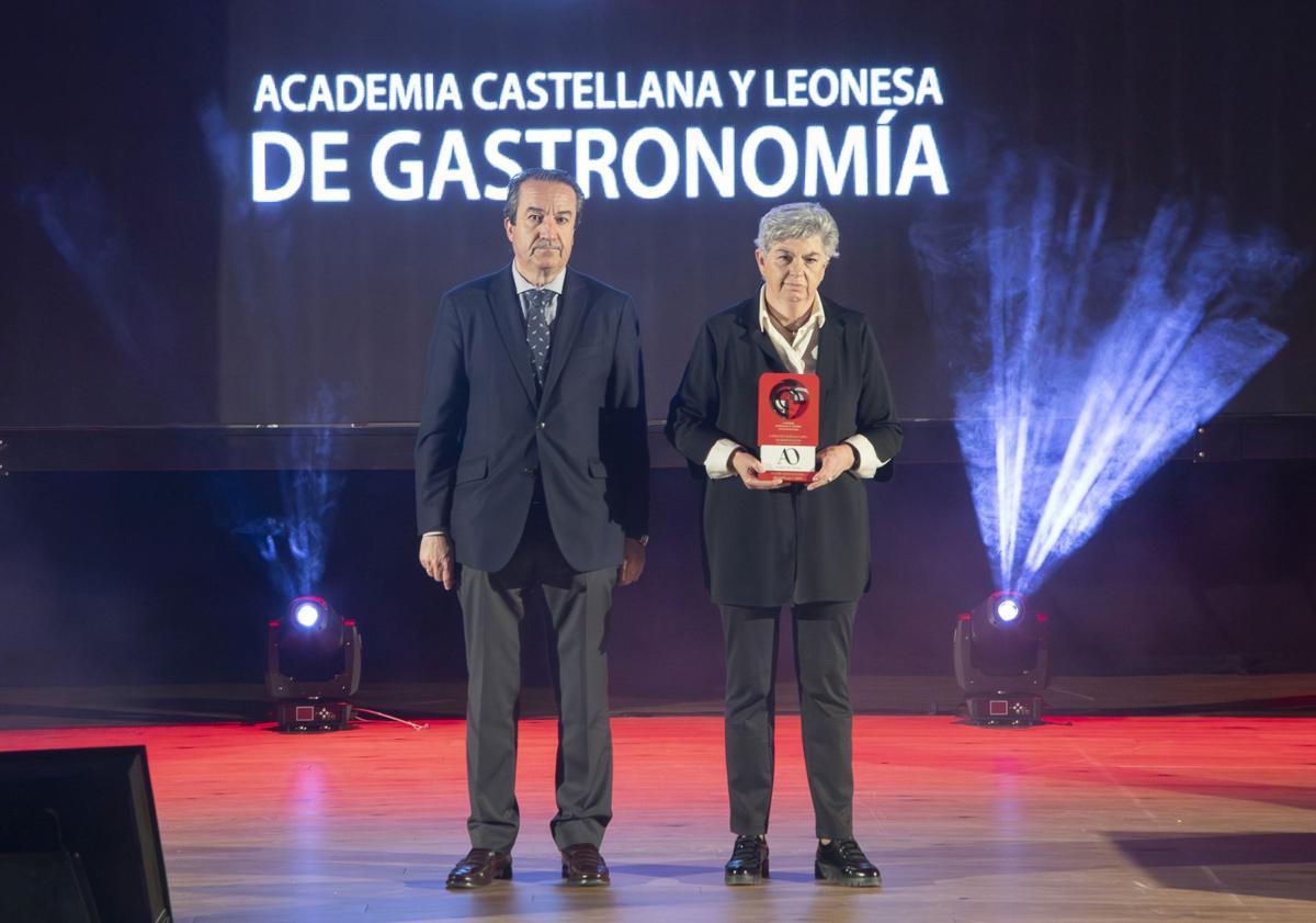 Imagen principal - Elva García recibe el premio a la Mejor Bodega de Castilla y León (foto superior); arado de tracción animal en las viñas de la Bodega Aníbal de Otero (C) y vendimia manual (foto inferior).