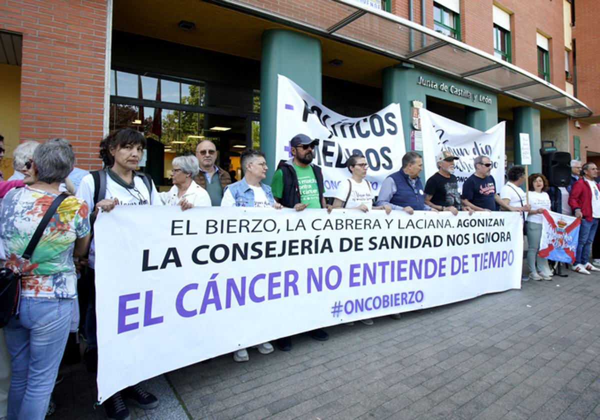 Un centenar de personas apoya la concentración de OncoBierzo ante la Junta