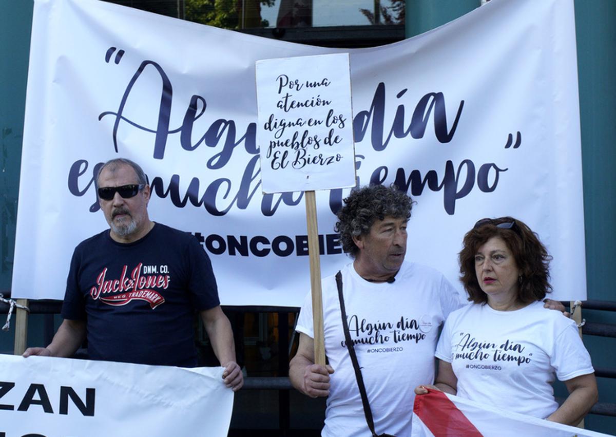 Imagen secundaria 1 - Protesta de la Asociación de Familiares y Enfermos de Cáncer del Bierzo ante la sede de la Junta.