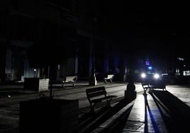 Las calles de Ponferrada completamente a oscuras durante la noche del apagón.