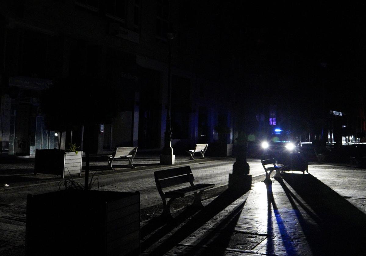 Las calles de Ponferrada completamente a oscuras durante la noche del apagón.