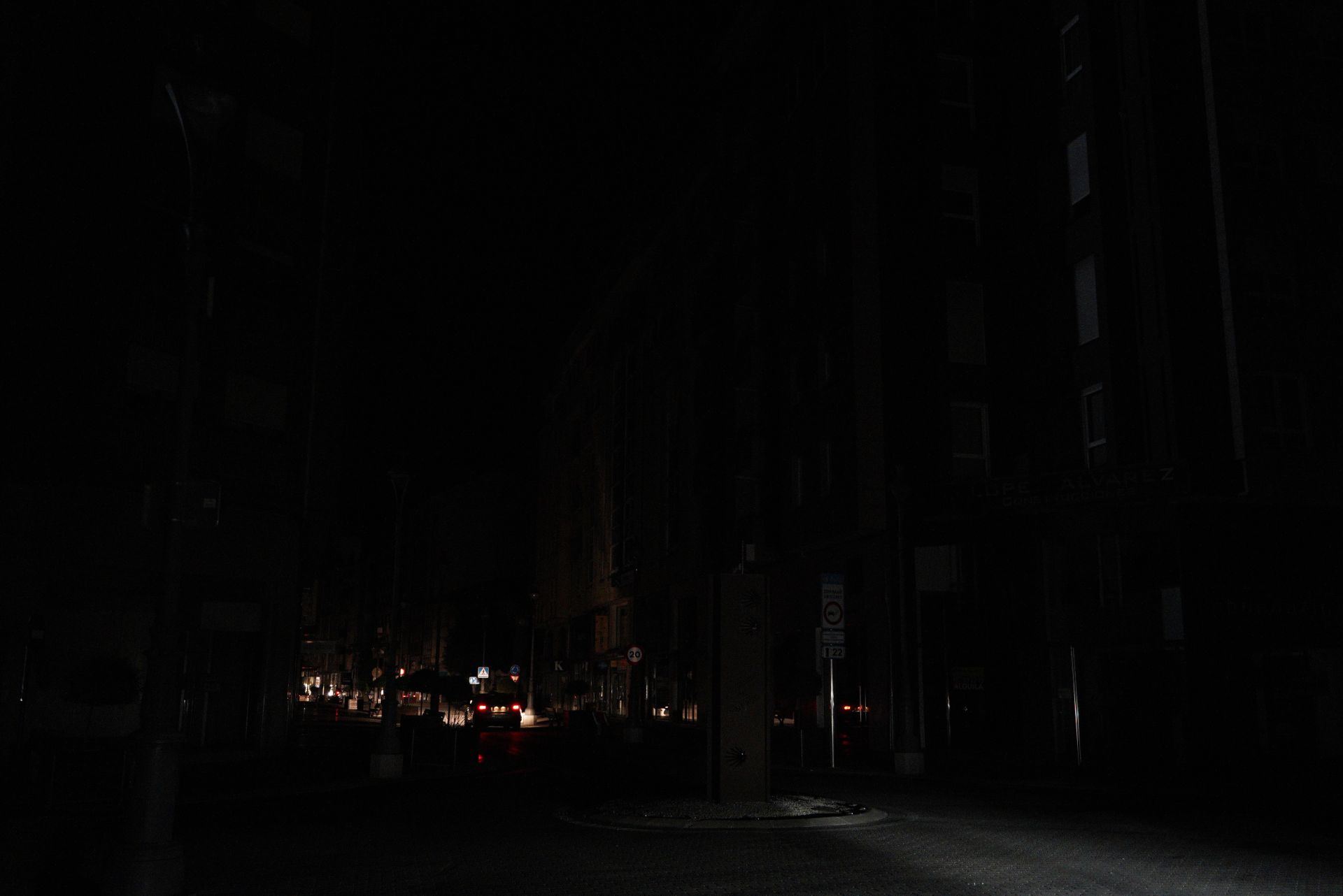 Apagón en la capital berciana durante la noche.