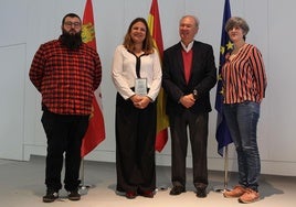 La directora general de Ciuden, Yasodhara López, y el presidente de la delegación de Secot en León, José Ignacio Lagartos (C), en la jornada celebrada en La Térmica Cultural.