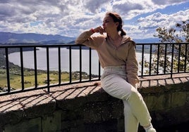 Chenoa posa en el mirador de Congosto, con vistas al embalse de Bárcena.