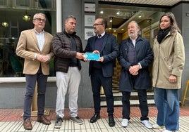 Imagen de la colocación de la placa de 'Ciudad del Dólar' en el antiguo Hotel Madrid.