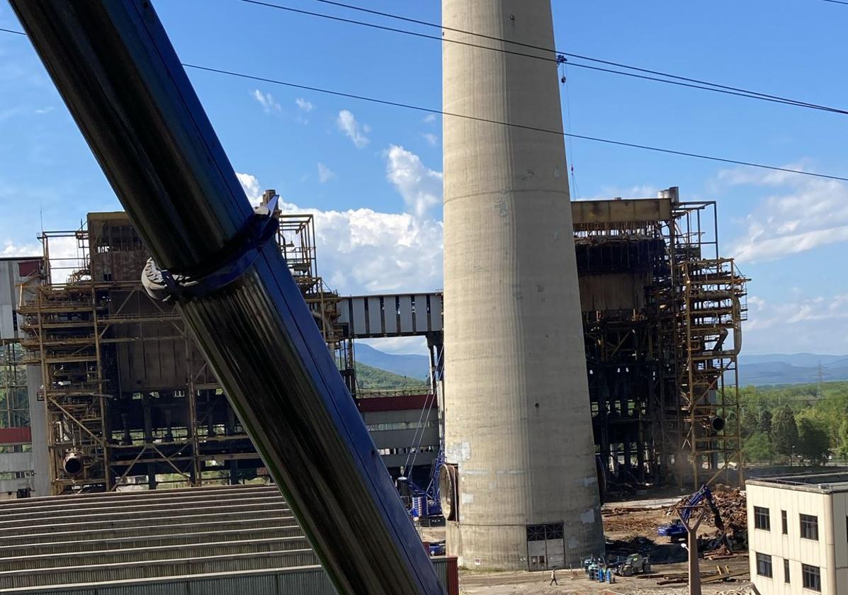 Endesa ya tiene fecha para la voladura de las chimeneas de la central de Compostilla