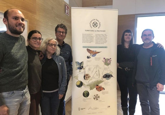 Representantes de la ULE, de la Plataforma para la Defensa de la Cordillera Cantábrica y de la bodega Descendientes de J. Palacios, en la presentación del proyecto.