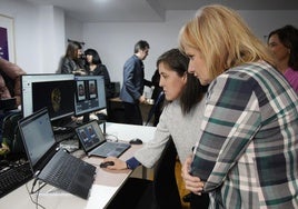 La consejera de Industria, Comercio y Empleo, Leticia García, en su visita a la cooperativa Panacea en Ponferrada.
