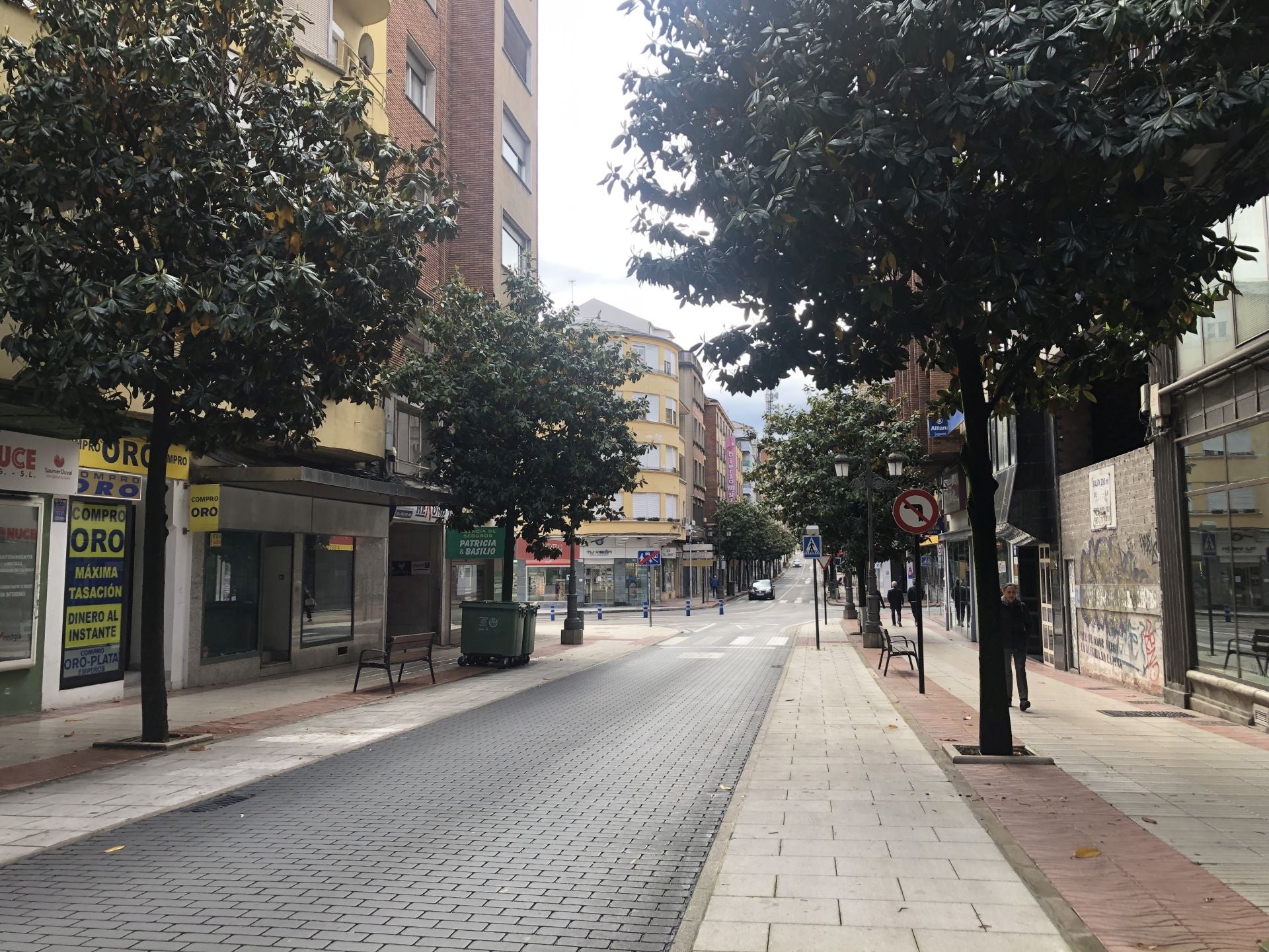La avenida de la Puebla de la capital berciana se convirtió en el epicentro comercial en los años de La Ciudad del Dólar.