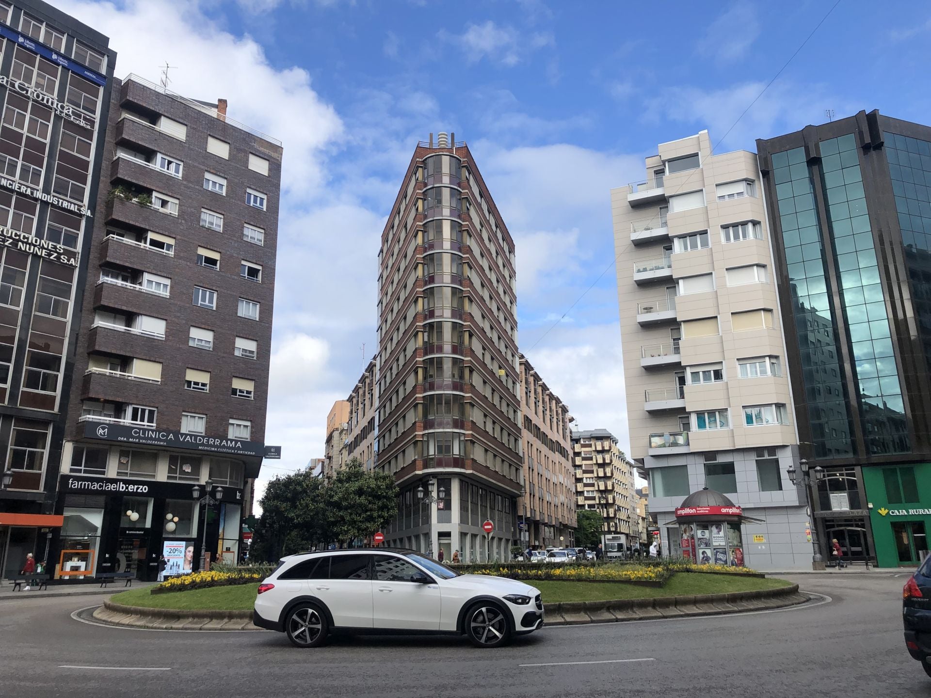 El edificio Uría preside la plaza de Lazúrtegui de Ponferrada.