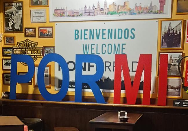 Las palabras 'Por mí' también se han podido ver en el bar La Destilería de Ponferrada.