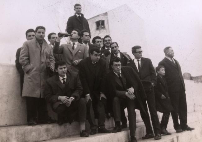 El socio más antiguo de la SD Ponferradina (3I) junto con un grupo de amigos en uno de los viajes para seguir a su equipo.