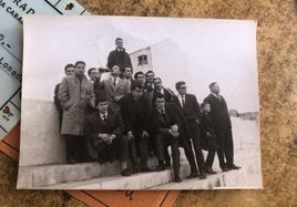 El socio más veterano de la SD Ponferradina (A3I) junto a un grupo de amigos en uno de los viajes siguiendo al primer equipo berciano