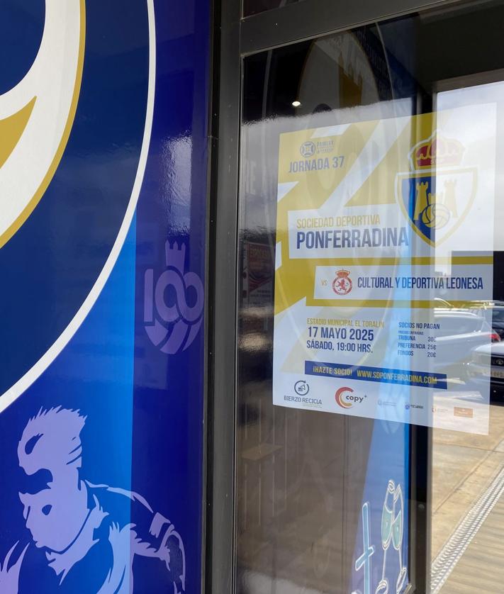 Imagen secundaria 2 - Banderas de la Ponferradina y cartel del partido en diferentes establecimientos hosteleros de la ciudad.