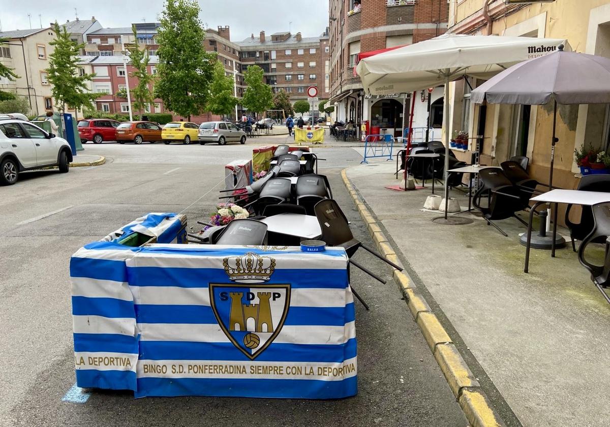 Imagen principal - Banderas de la Ponferradina y cartel del partido en diferentes establecimientos hosteleros de la ciudad.
