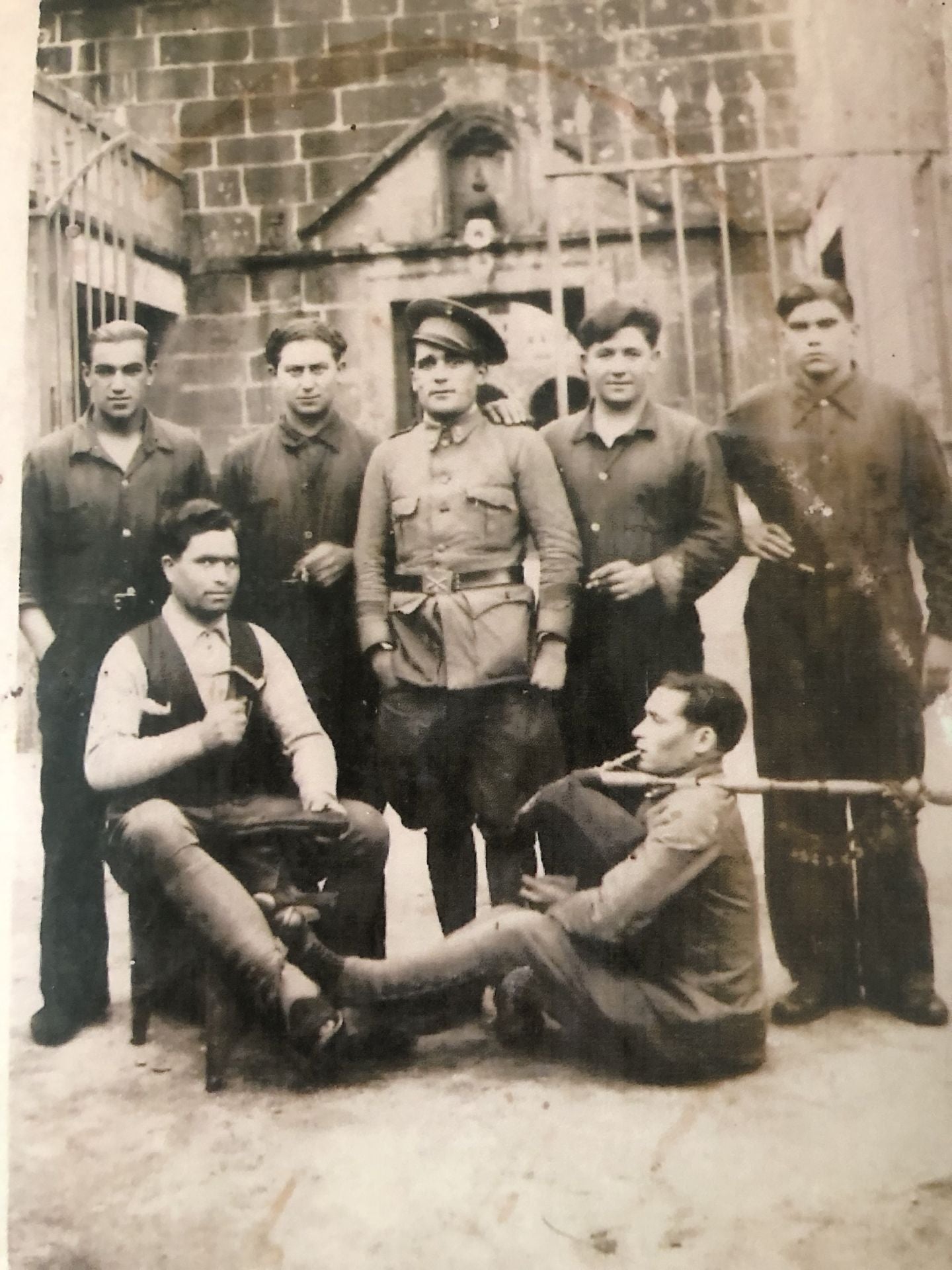 José González toca la gaita (AD) en un celebración con amigos durante el servicio militar.