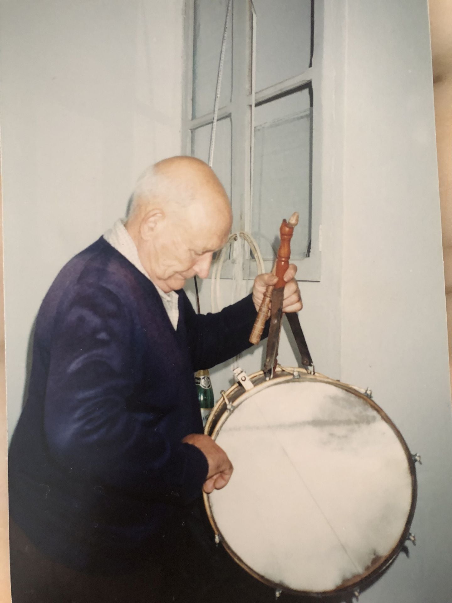 José González, Pepe, sujeta en su mano un tamboril y dos chiflas.