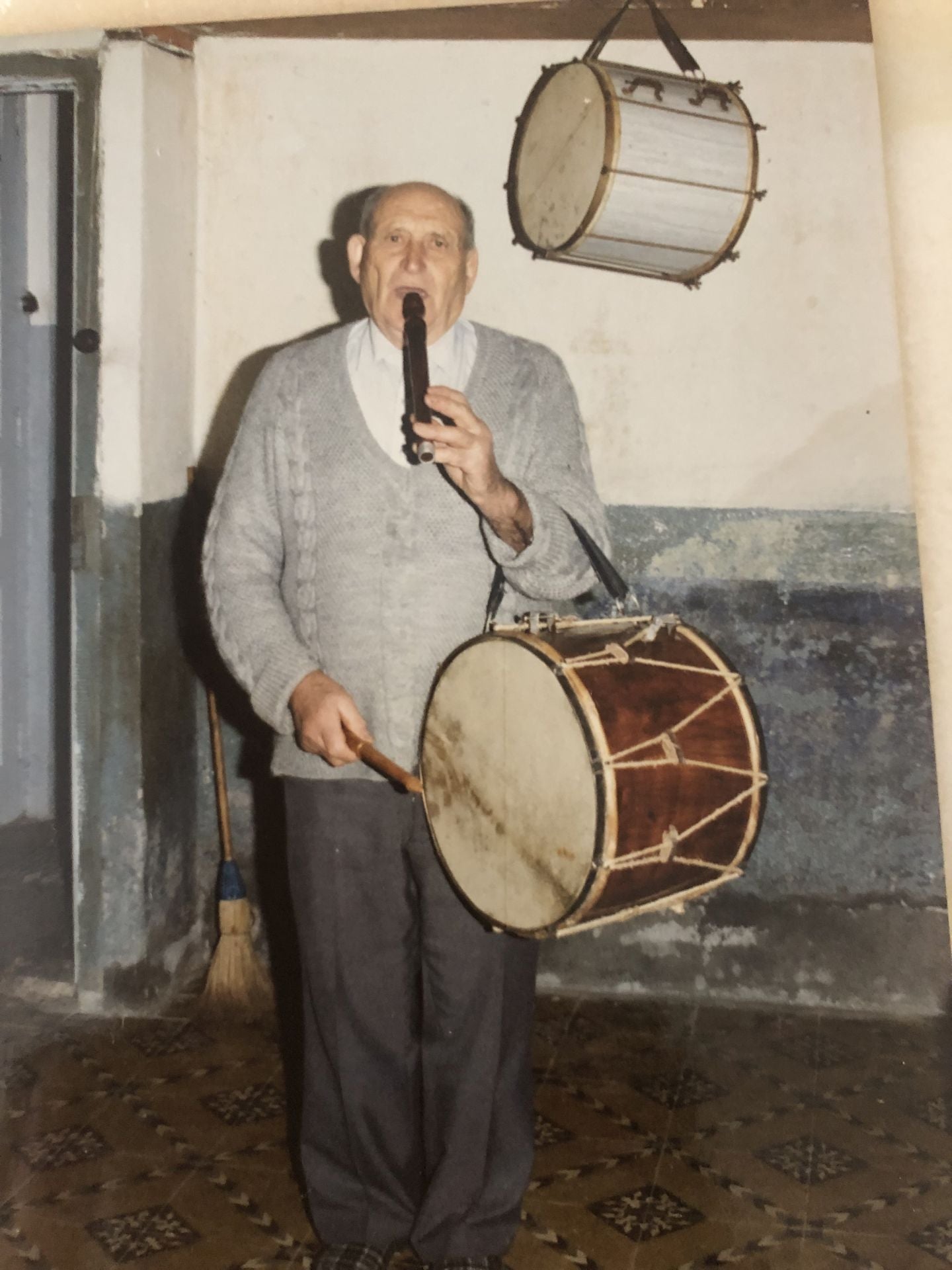 El berciano natural de Santa María del Sil pone a prueba dos de los instrumentos que él mismo realizaba.