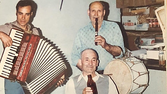 El artesano que llenó de chiflas el Bierzo: «A veces el agujero salía donde quería»