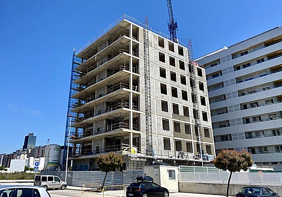 Imagen de uno de los pocos edificios en construcción que hay en Ponferrada.