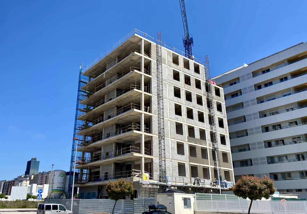 Imagen de uno de los pocos edificios en construcción que hay en Ponferrada.