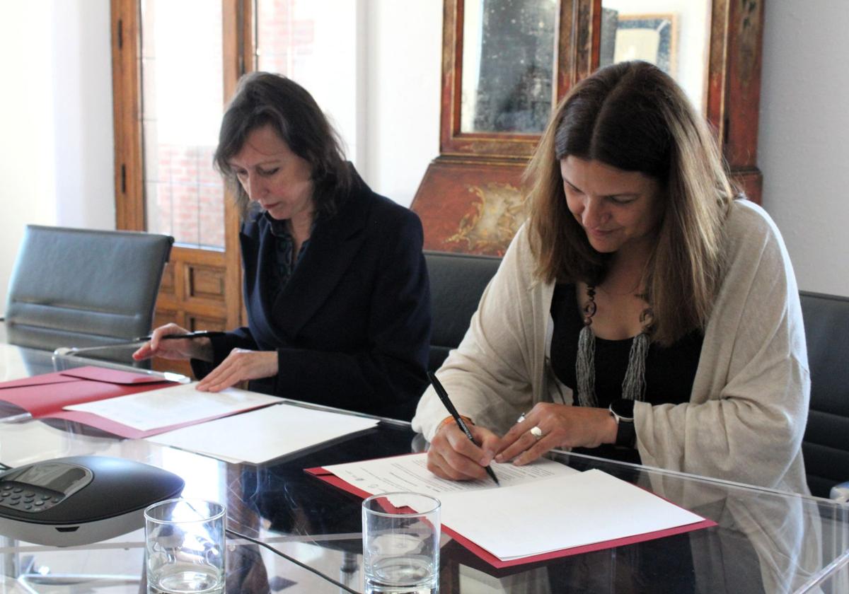 La directora general de Ciuden (D) y la directora general de Patrimonio Cultural y Bellas Artes del Ministerio de Cultura, durante la firma del acuerdo.
